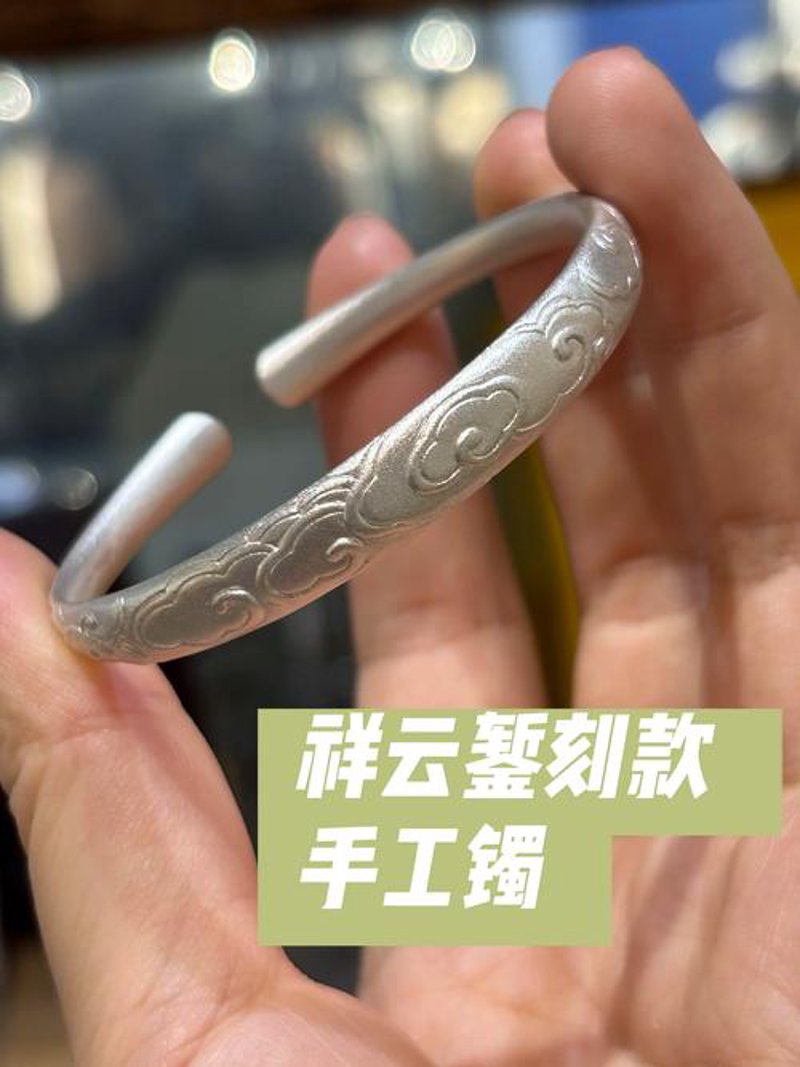 银戒指：穿越时光的优雅配饰